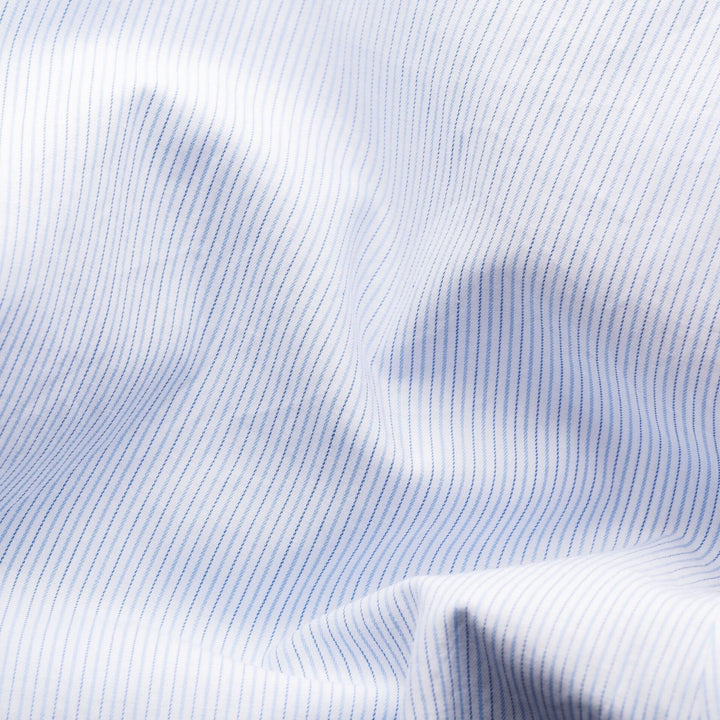 Tissu en sergé bleu clair à rayures pour chemise élégante et moderne, offrant confort et sophistication.