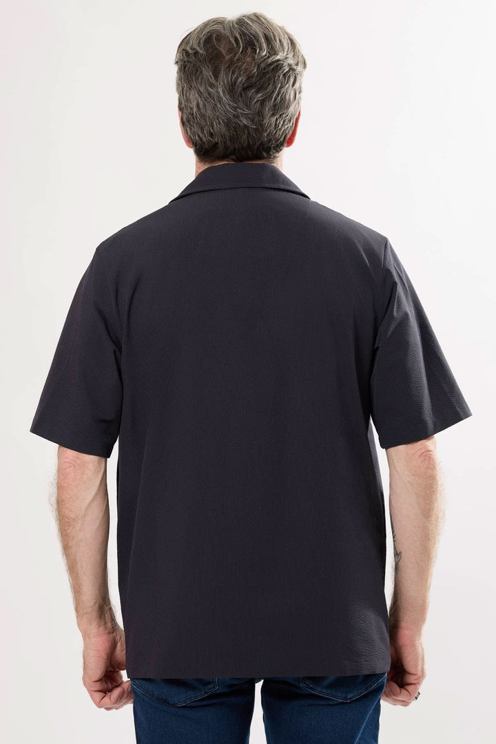 Chemise à manches courtes vue de dos, tissu léger et respirant, style moderne et urbain.