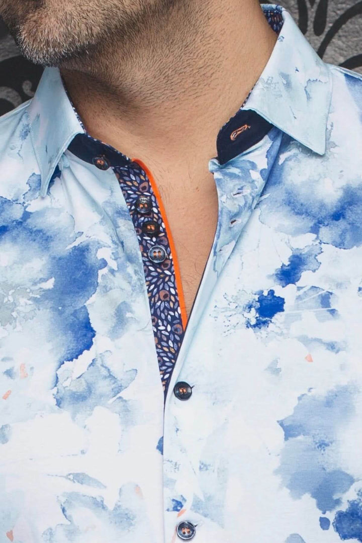 Chemise à manches courtes Pemba avec imprimé aquarelle bleu et corail, col classique et finitions contrastantes.