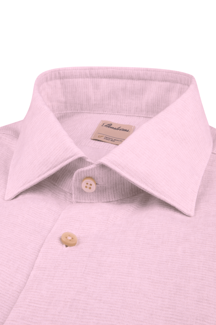 Chemise à manches longues en lin rose, col classique et boutons en nacre, parfaite pour un look estival élégant.