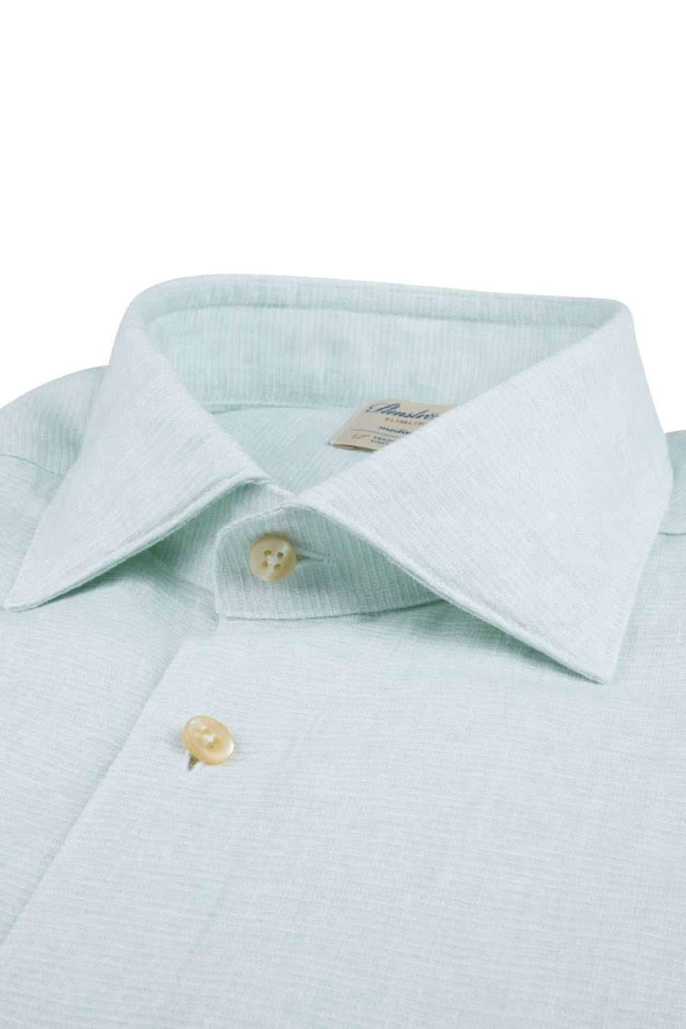 Chemise à manches longues en lin, col classique et boutons en nacre, coloris doux et léger.