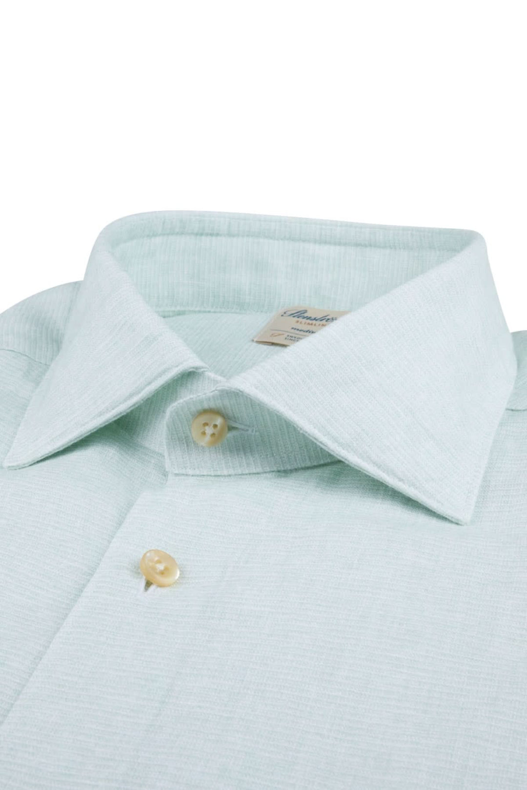 Chemise à manches longues en lin, col classique et boutons en nacre, coloris doux et léger.