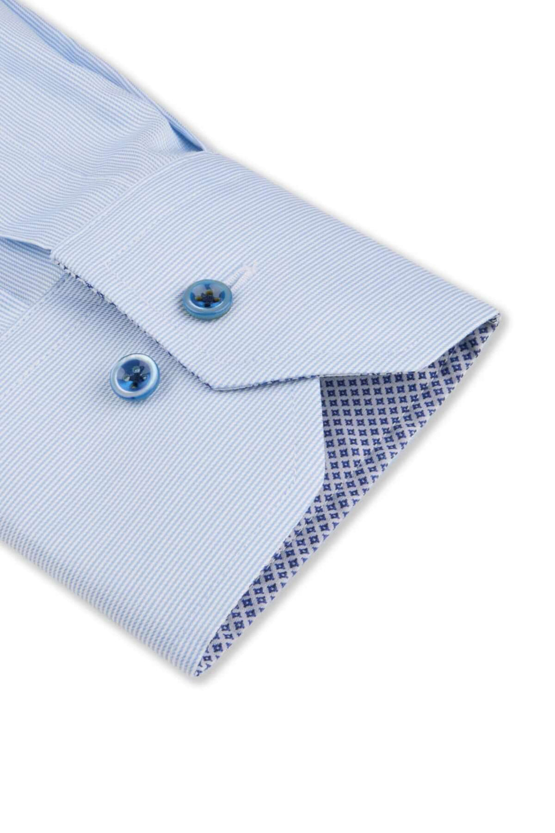 Détail d'une chemise élégante à manches longues, col italien et poignets contrastés en bleu.