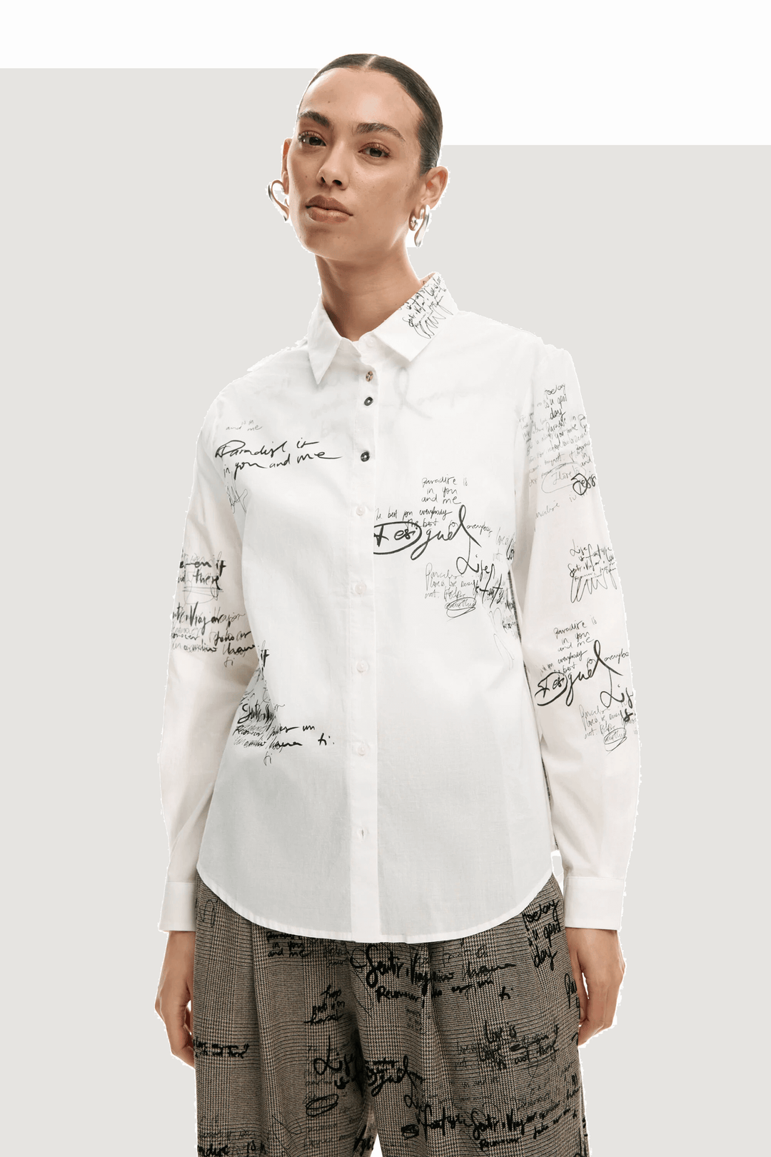 Chemise à manches longues Paradise avec inscriptions graphiques, coupe droite, pour un look moderne et créatif en superposition ou seule.