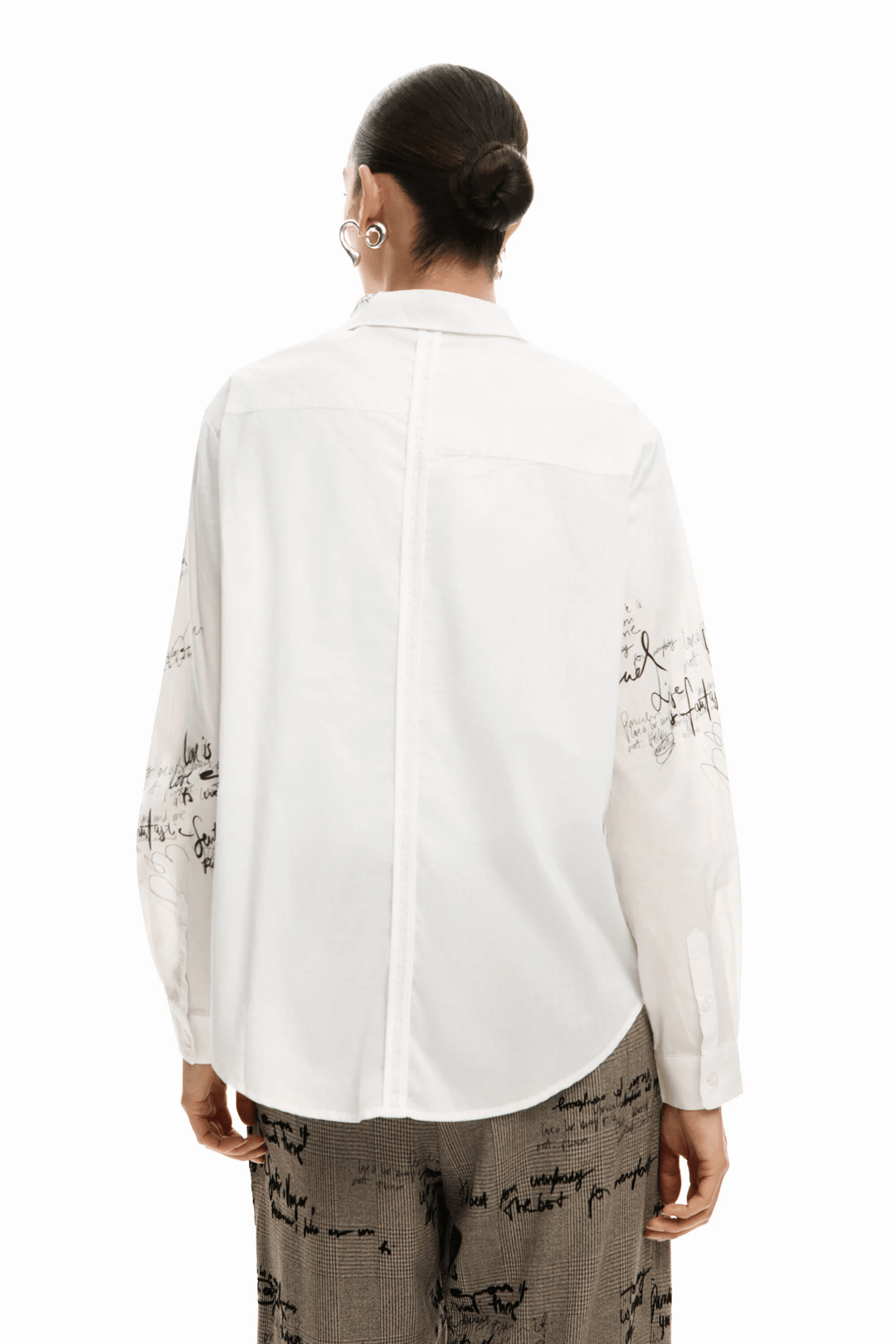 Chemise à manches longues Paradise avec inscriptions graphiques, vue de dos, coupe droite pour un style moderne et artistique.