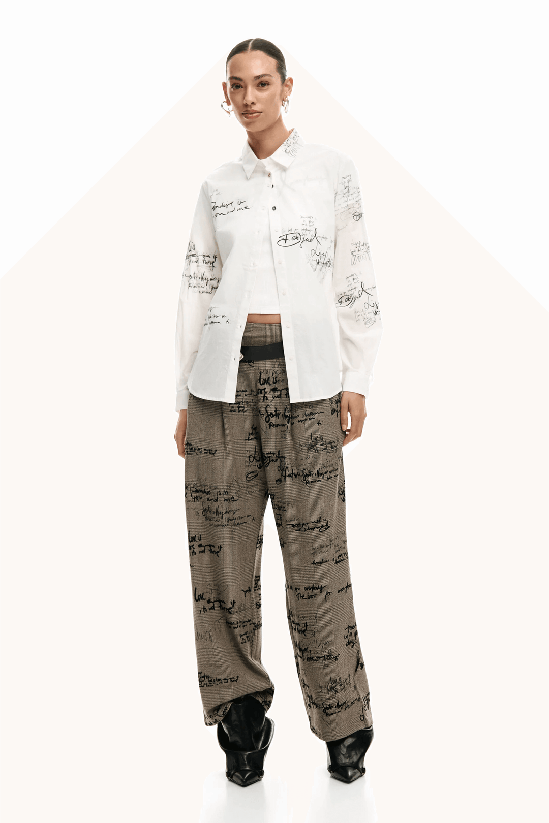 Chemise à manches longues Paradise avec inscriptions graphiques, coupe droite fluide pour un look moderne et artistique.