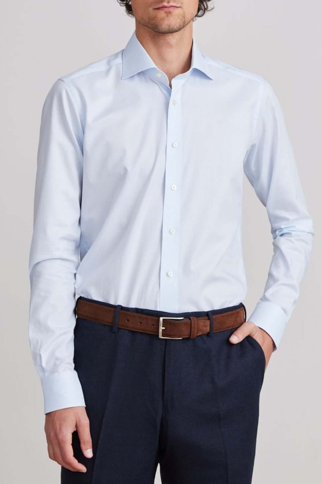 Chemise micro-carreaux bleu clair, coupe moderne, col rigide, idéale pour occasions professionnelles et semi-formelles.