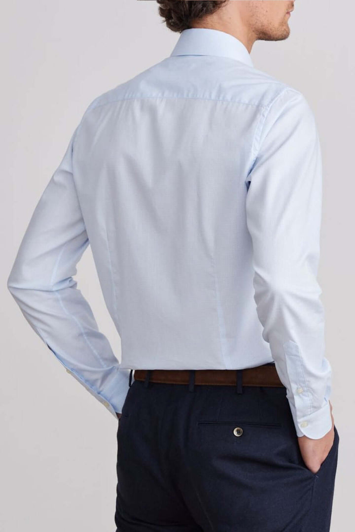 Chemise à micro-carreaux vue arrière, élégance discrète pour occasions professionnelles et semi-formelles.