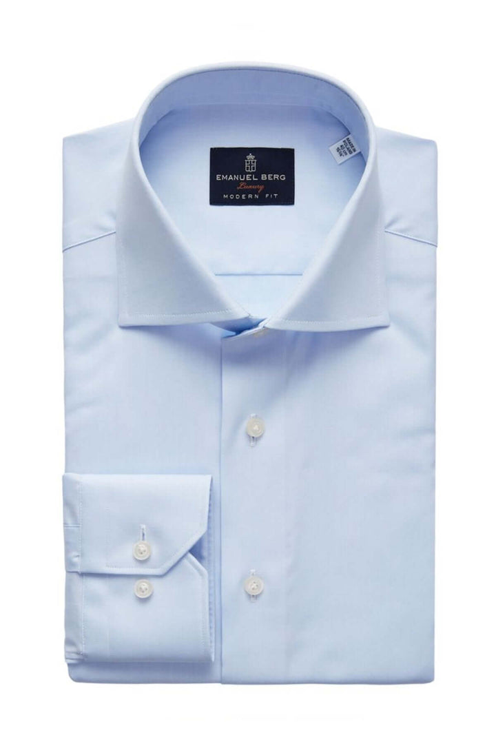 Chemise moderne bleu clair avec col classique et poignets ajustés, élégance sobre et polyvalente.