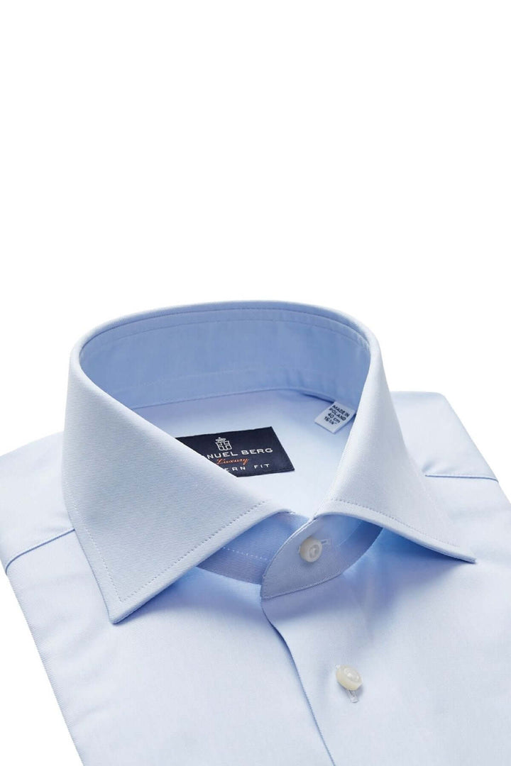 Chemise moderne à col classique avec motif discret, en tissu léger et élégant, couleur bleu clair.