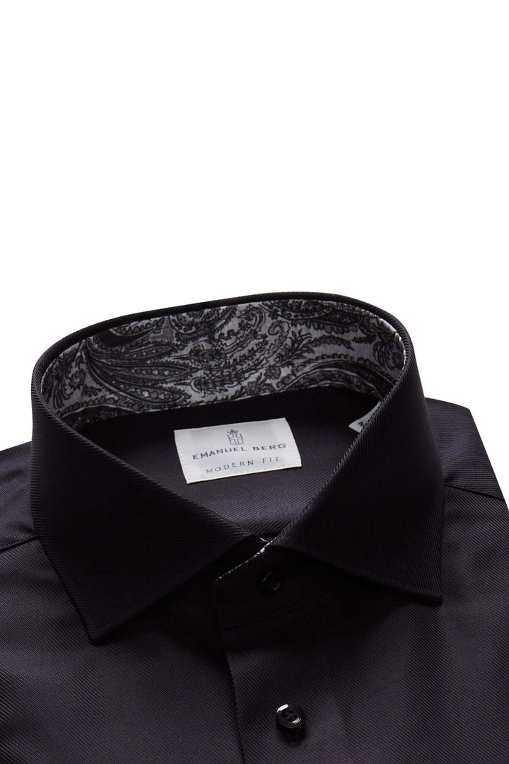 Chemise moderne noire avec col classique et imprimé cachemire à l'intérieur.