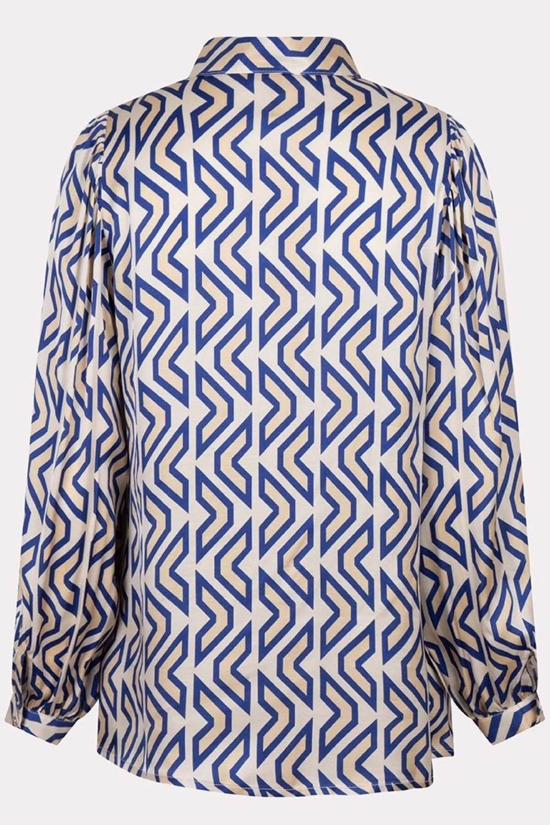 Chemise fluide à motif géométrique bleu et beige, col classique, manches longues.