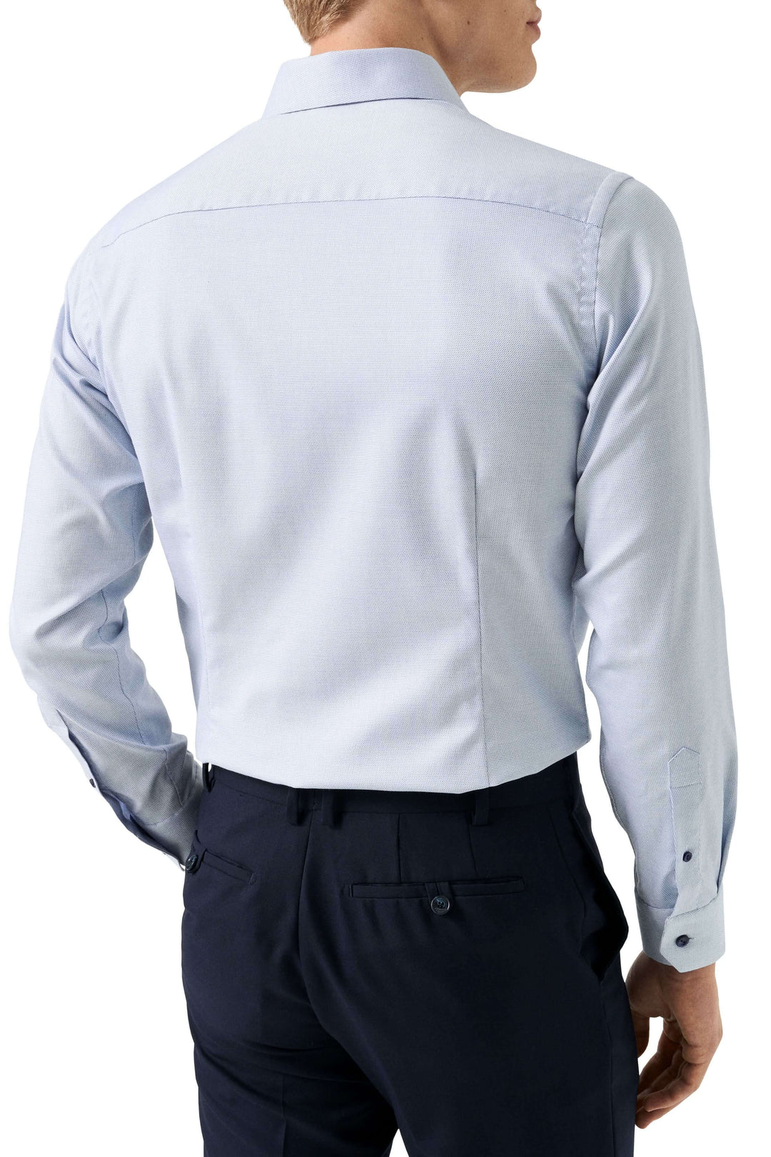 Chemise à motif discret pour homme, vue arrière, col ouvert, coupe ajustée, tissu raffiné.