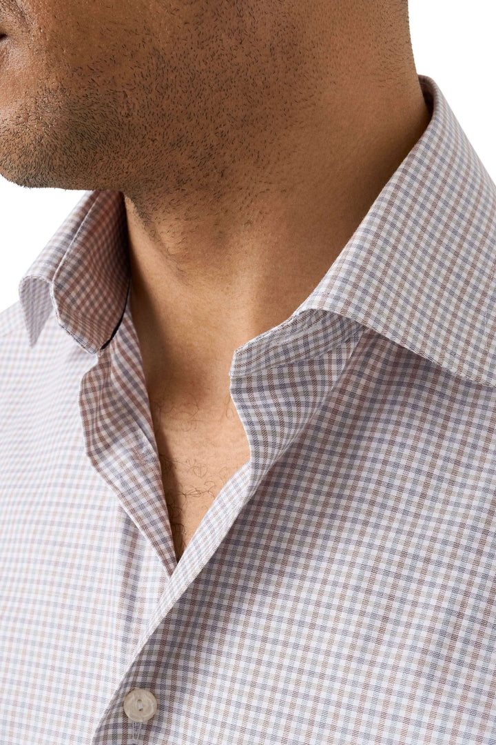 Chemise à motif micro-carreaux avec col classique et coupe ajustée, idéale pour un look chic et moderne.