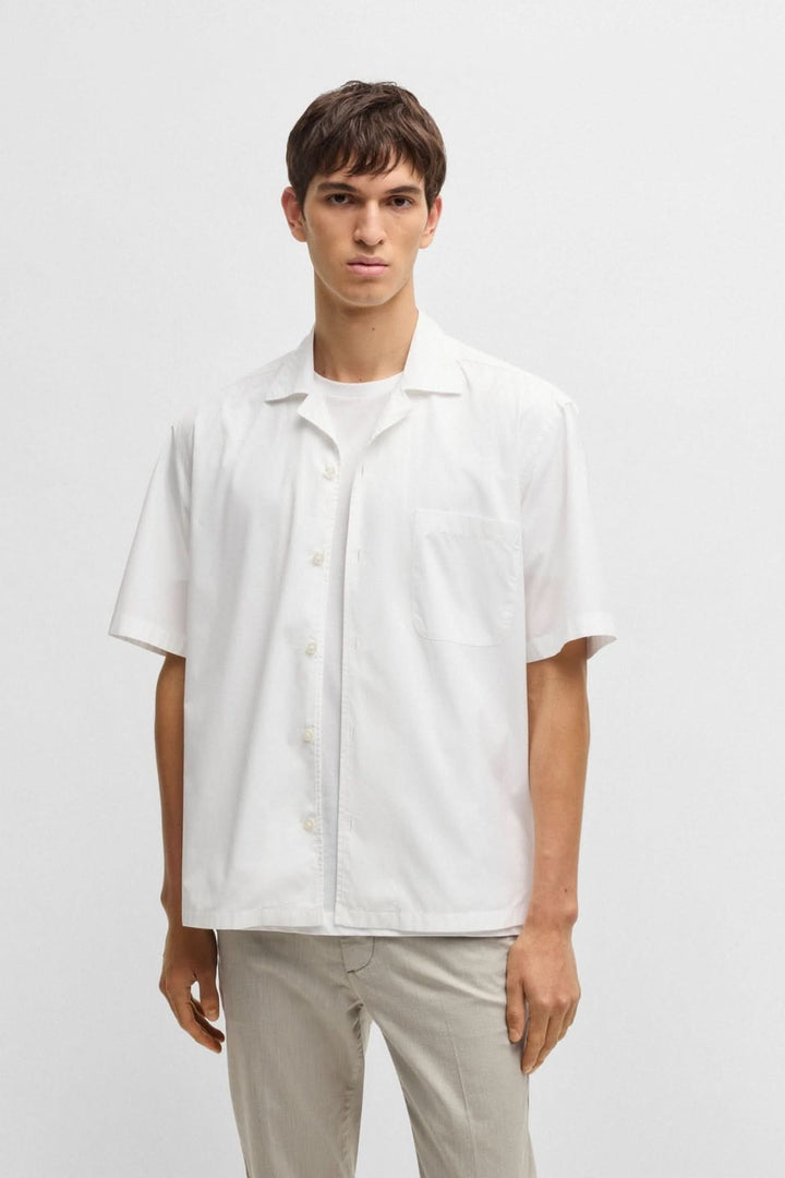 Chemise oversize blanche en popeline italienne, style décontracté pour journées ensoleillées, homme, été.