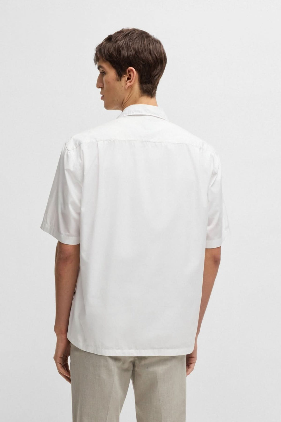 Chemise oversize BOSS blanche dos, en popeline légère, parfaite pour l'été et un look élégant.