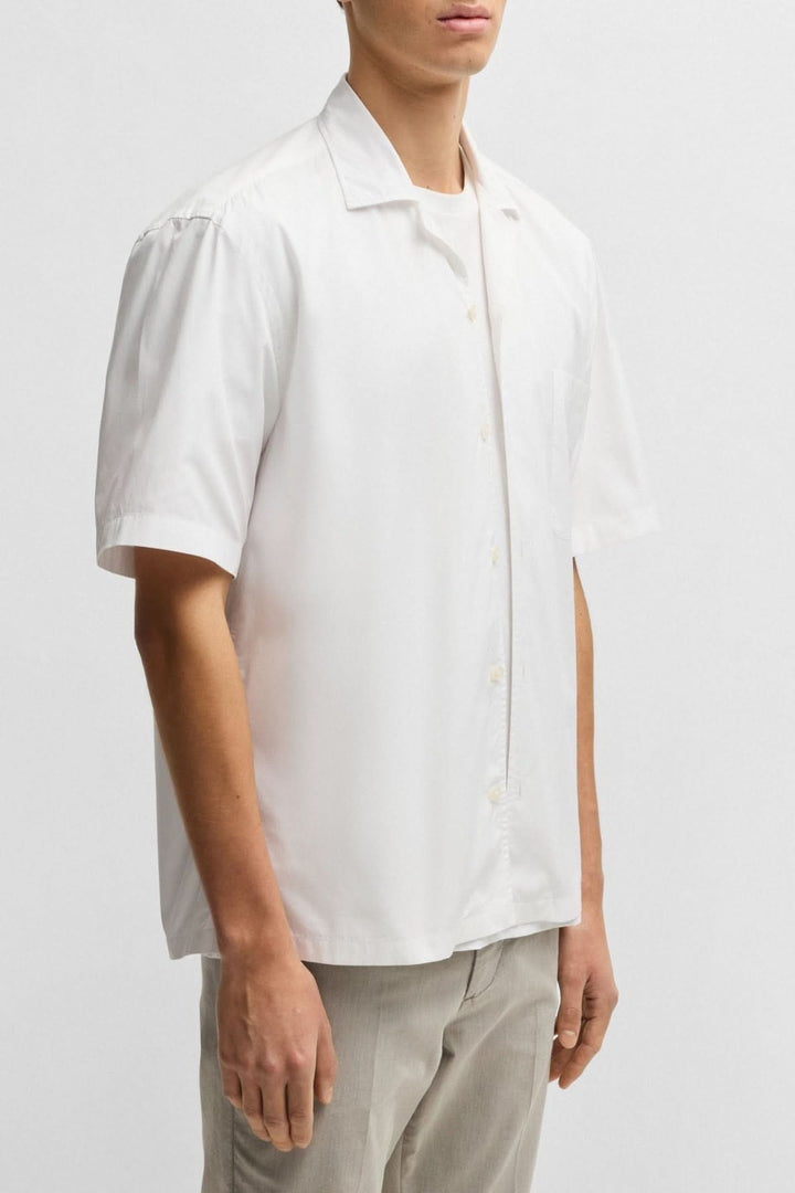Chemise oversize blanche BOSS en popeline légère, parfaite pour un look élégant et décontracté.