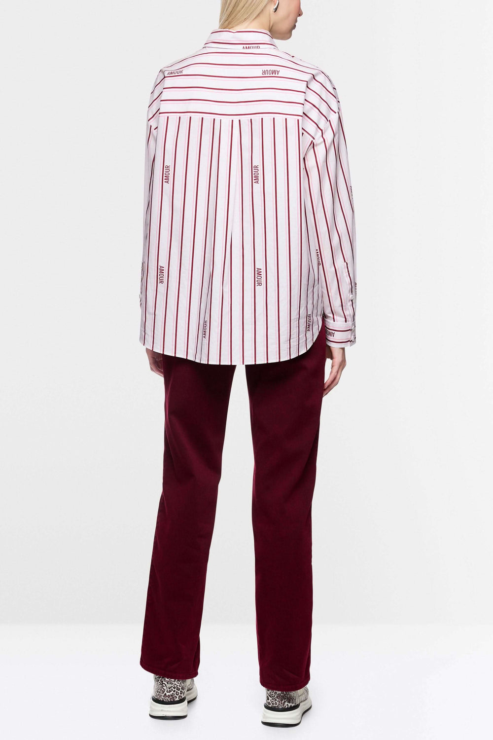 Chemise rayée en coton biologique avec manches longues, rayures modernes, et inscription, vue de dos, label Rethink Together.