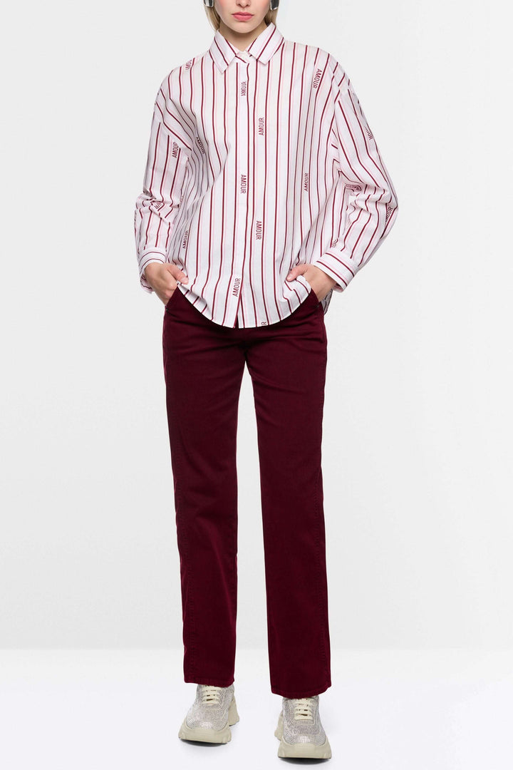 Chemise rayée décontractée en coton biologique avec rayures et inscription, coupe classique, manches longues et patte de boutonnage dissimulée.