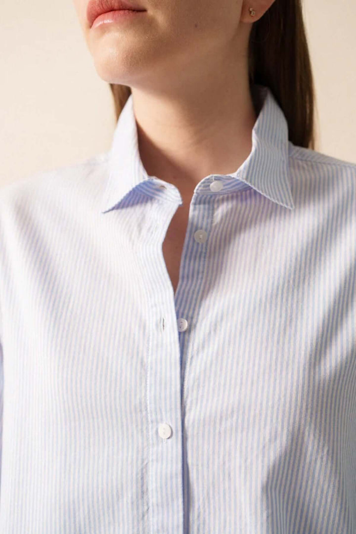 Chemise rayée LENA en coton, coupe droite, col chemisier, avec manches longues, idéale pour un style élégant ou décontracté.