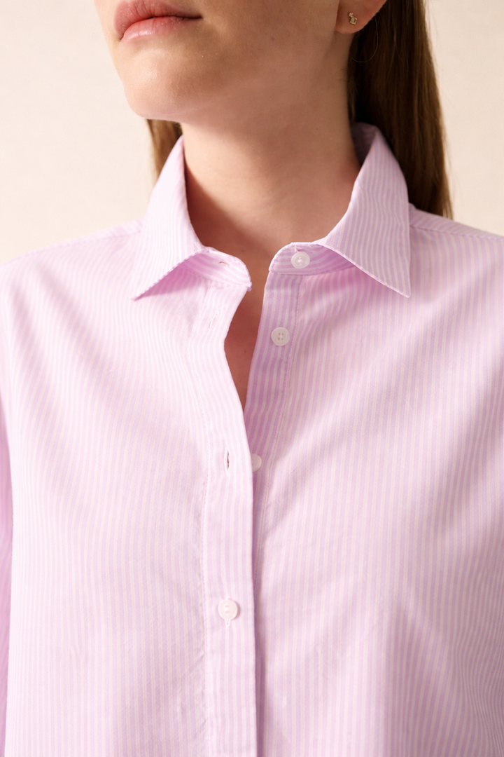 Chemise rayée LENA en coton avec col chemisier et manches longues, coupe droite élégante, idéale pour un style chic ou décontracté.