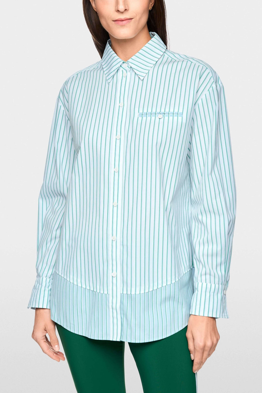 Chemise rayée en coton avec col structuré et silhouette moderne, parfaite pour un look professionnel ou décontracté.