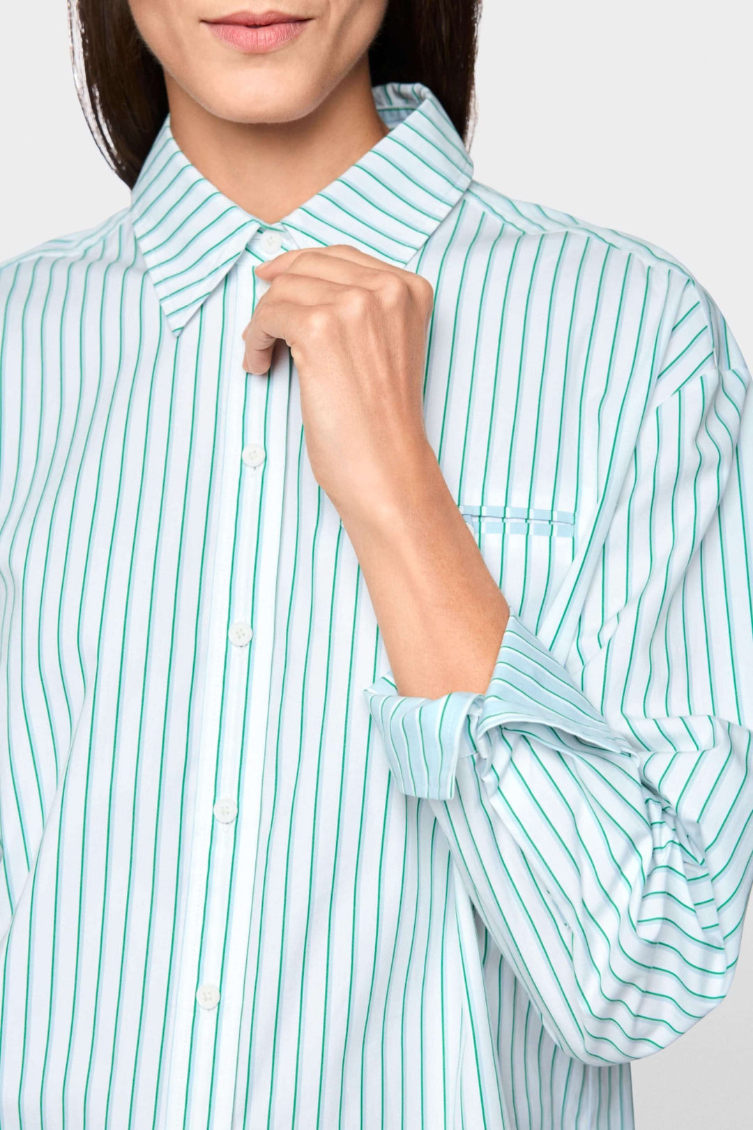 Chemise rayée en coton avec col structuré et patte de boutonnage, démontrant une coupe moderne légèrement ample pour un confort optimal.