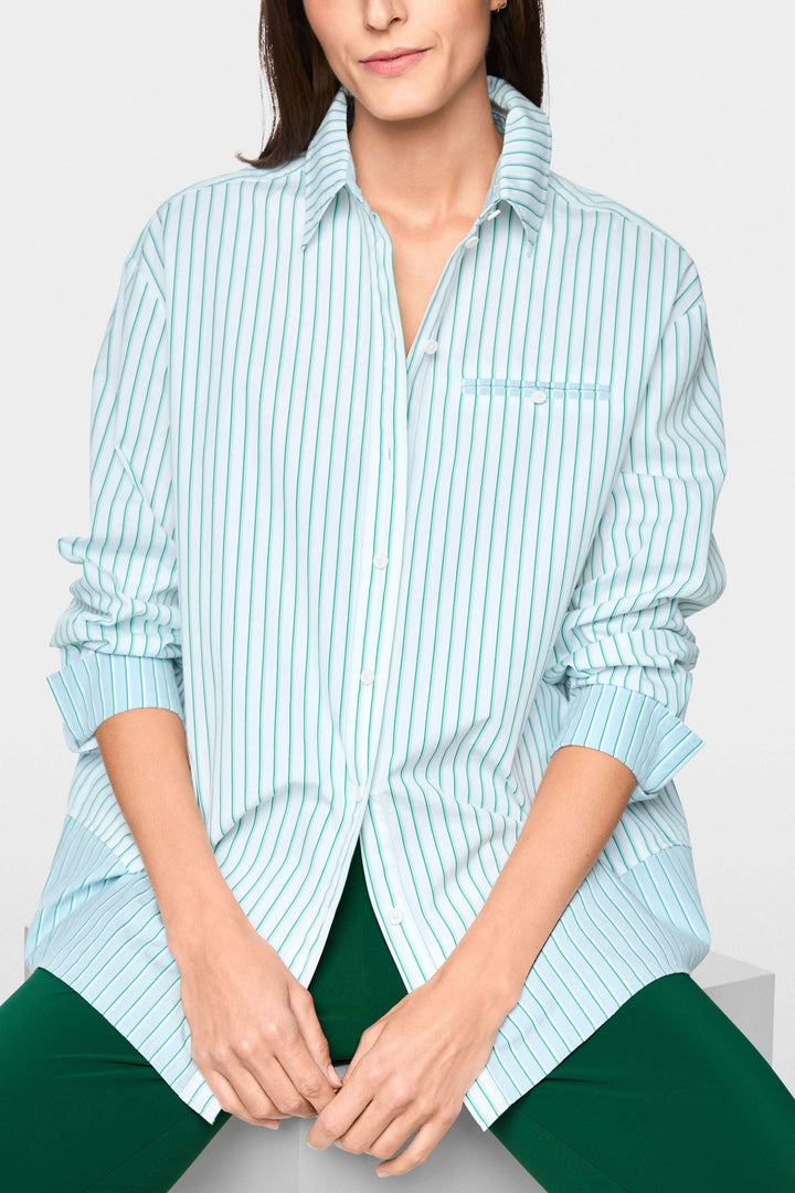 Chemise rayée en coton avec col structuré et silhouette moderne, idéale pour un look professionnel ou décontracté.