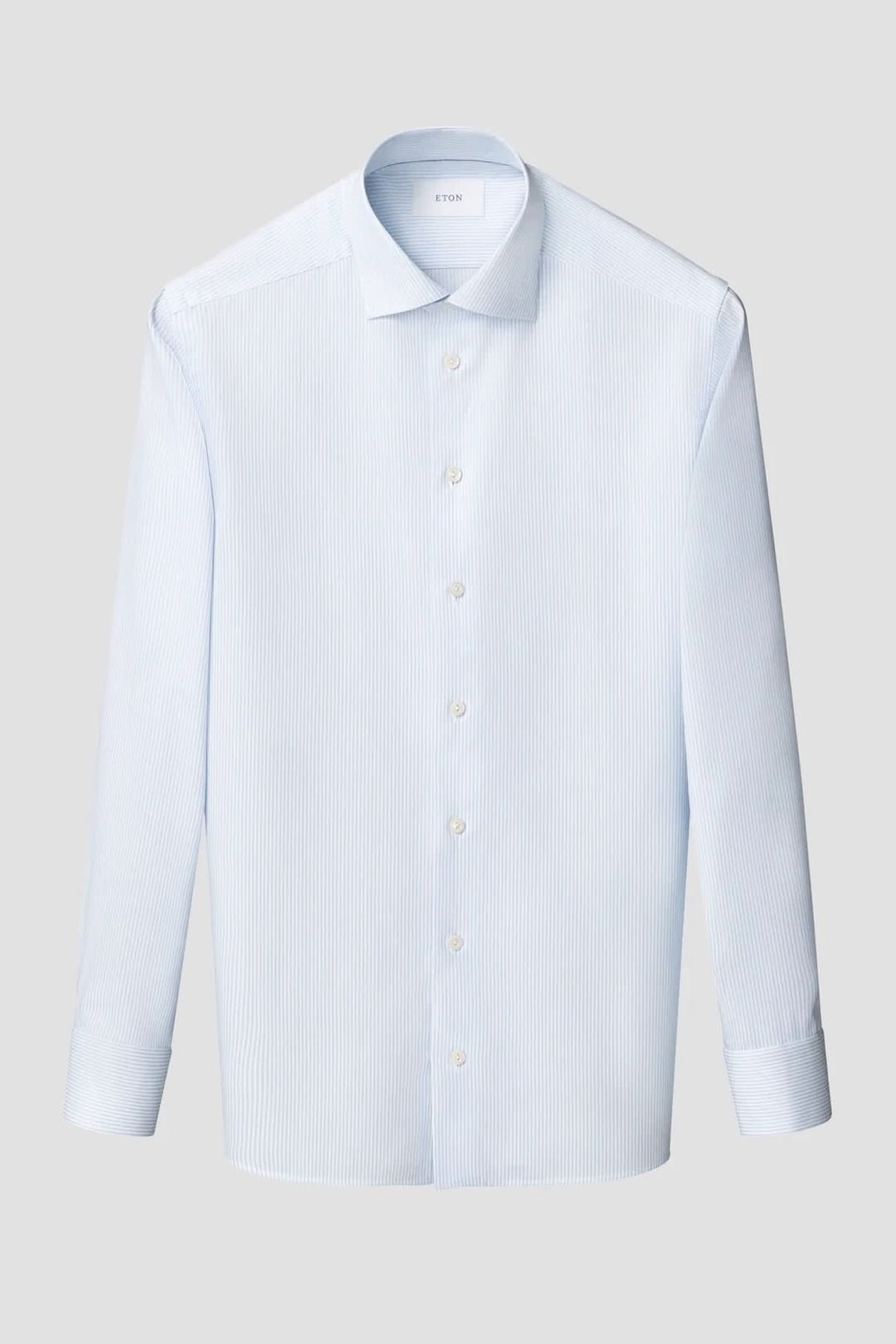 Chemise rayée en coton et lyocell élégante avec des fines rayures bleues, idéale pour un usage quotidien ou professionnel.