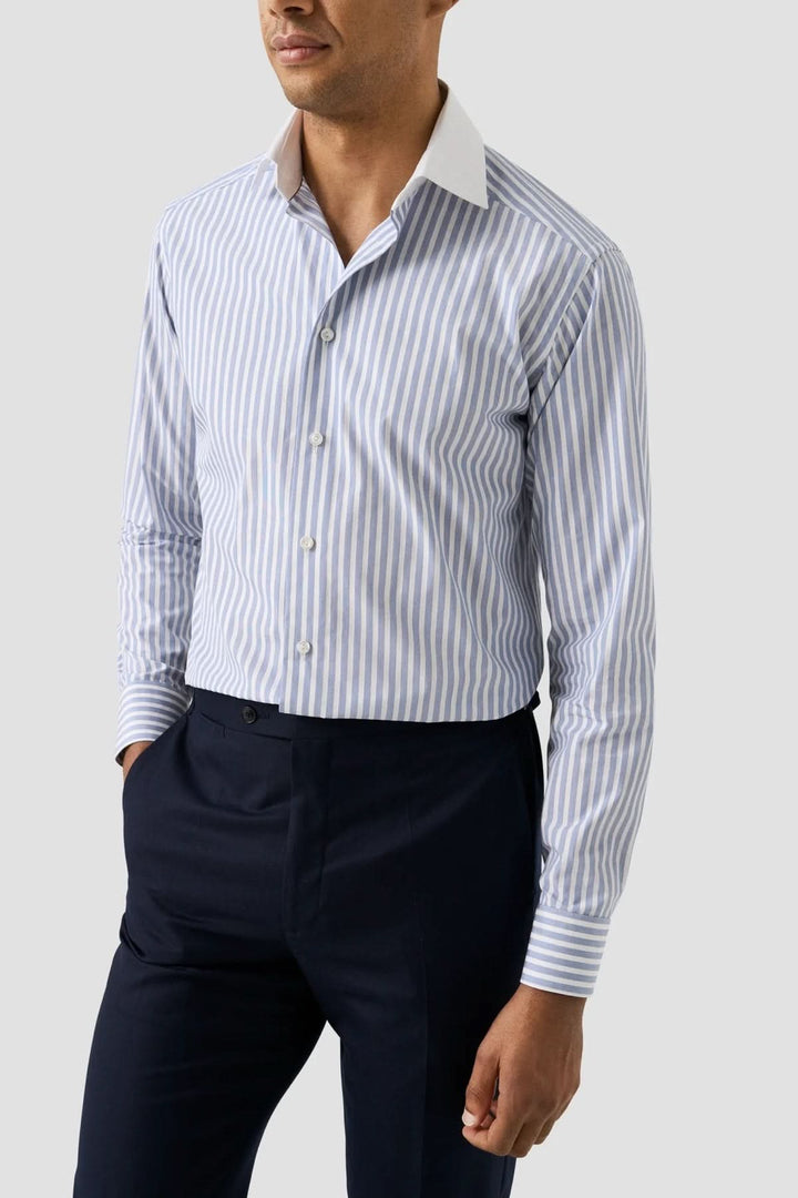 Chemise à rayures verticales bleues avec col blanc, coupe ajustée, parfaite pour un look professionnel.