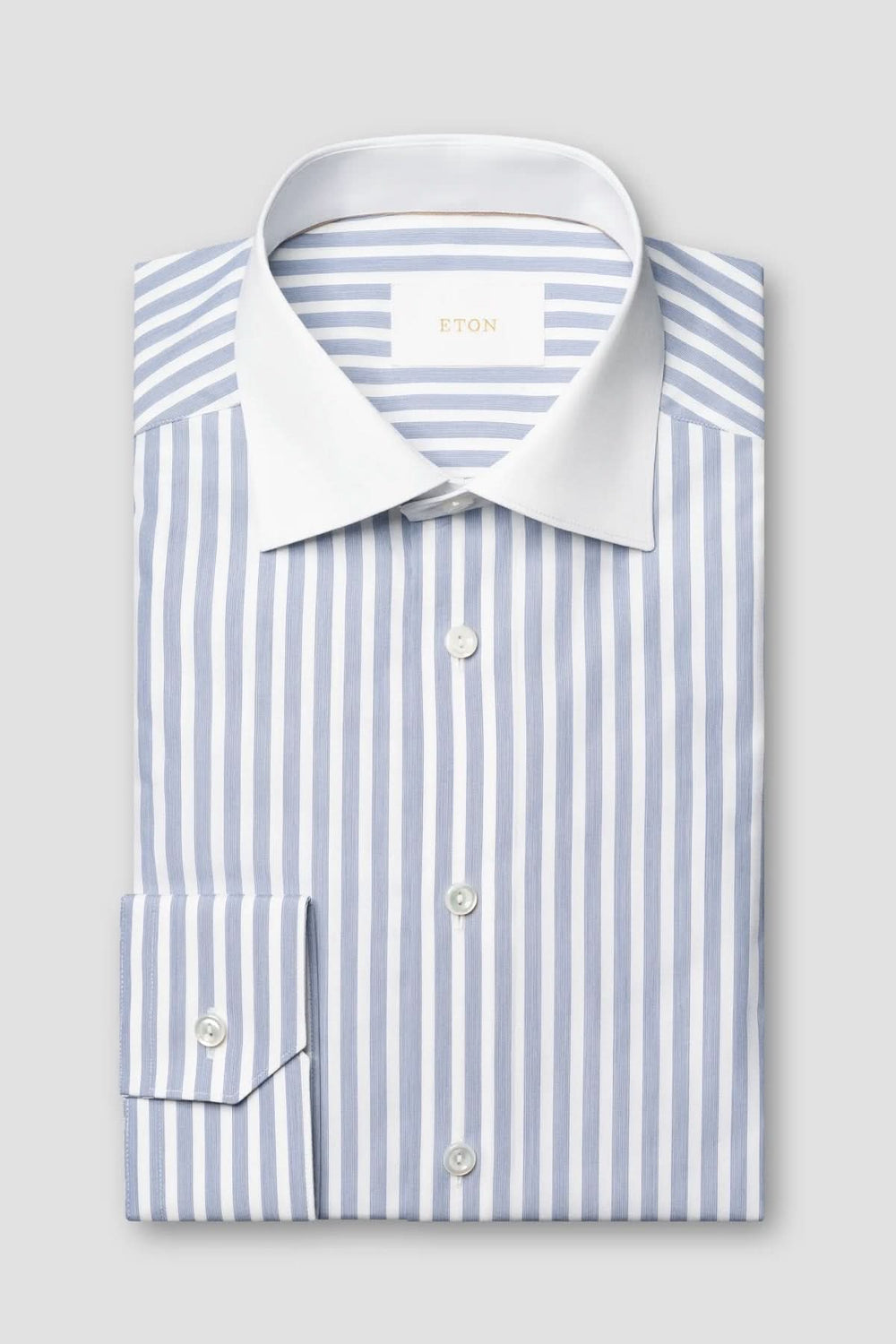 Chemise à rayures verticales bleu avec col blanc, coupe ajustée, élégance classique.