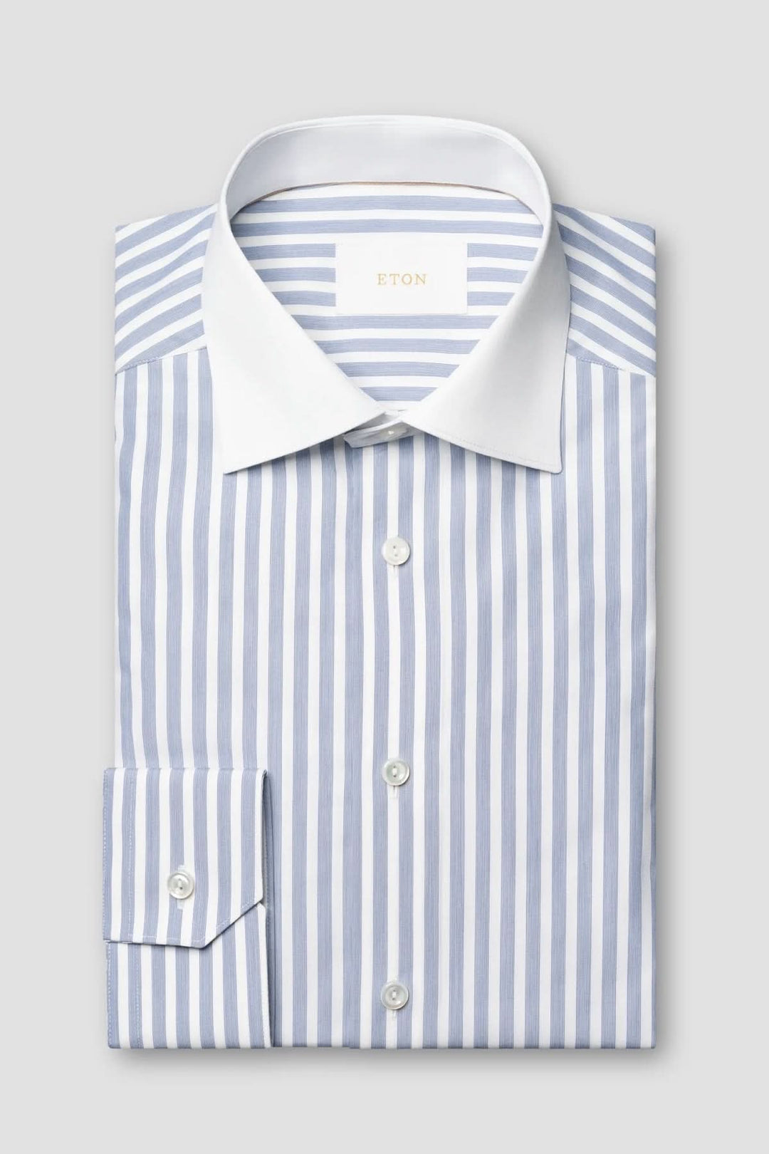 Chemise à rayures verticales bleu avec col blanc, coupe ajustée, élégance classique.