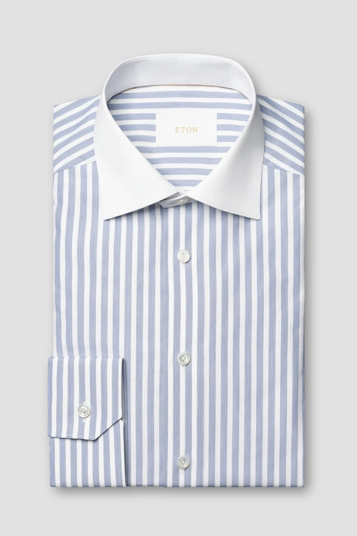 Chemise à rayures verticales bleu avec col blanc, coupe ajustée, élégance classique.
