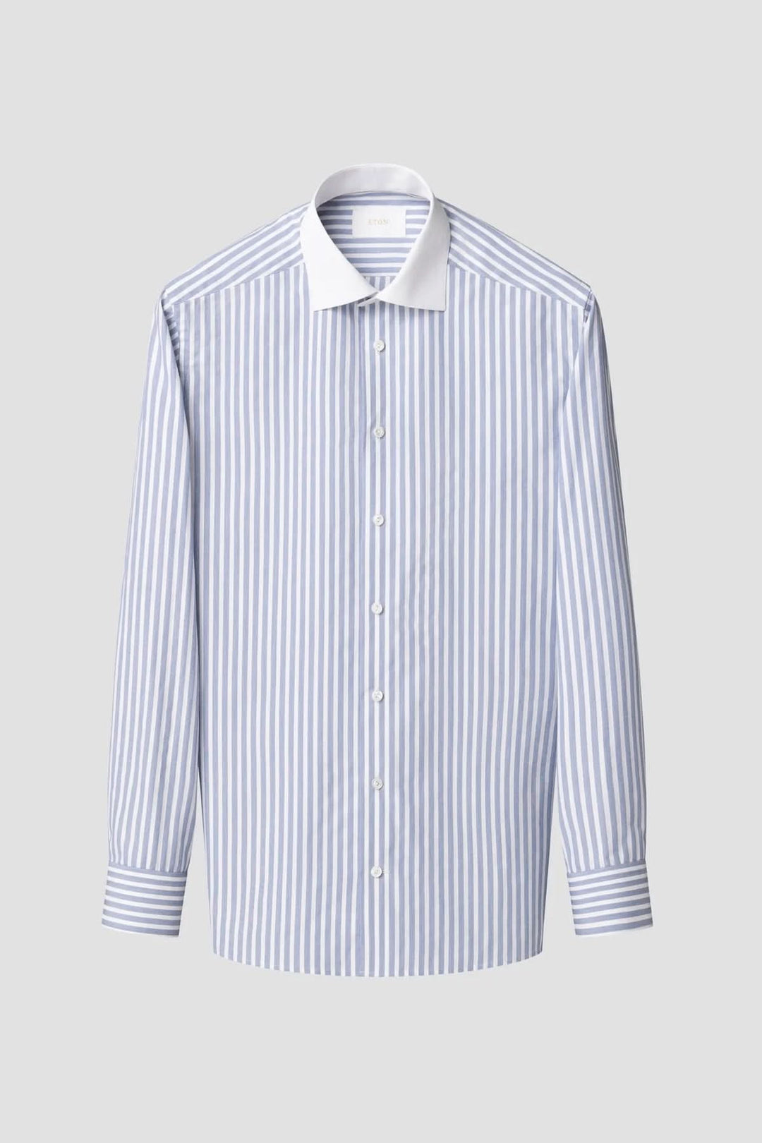 Chemise à rayures verticales avec col blanc, coupe ajustée, élégance classique pour un style professionnel.