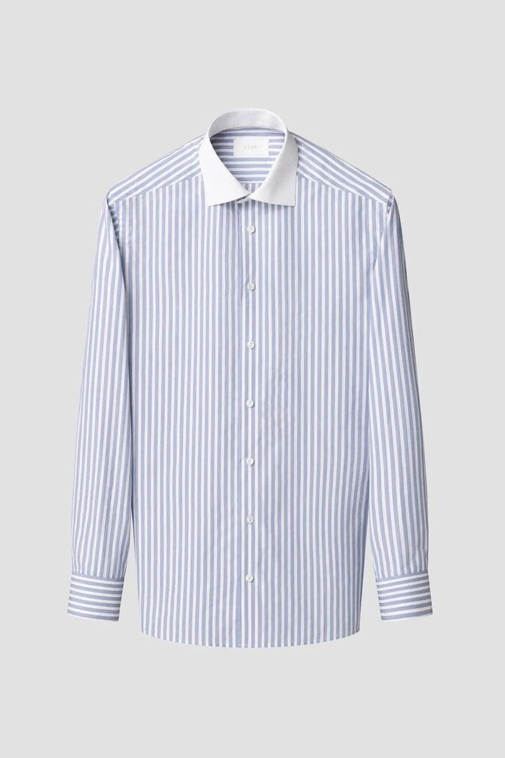 Chemise à rayures verticales avec col blanc, coupe ajustée, élégance classique pour un style professionnel.