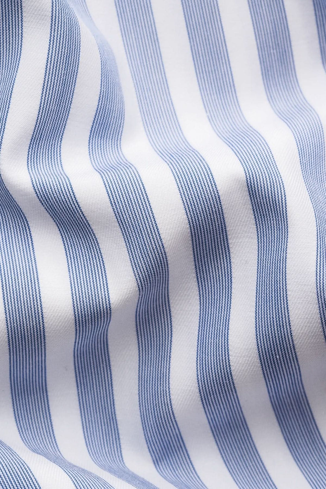 Tissu de chemise à rayures verticales bleues et blanches, design élégant et intemporel.