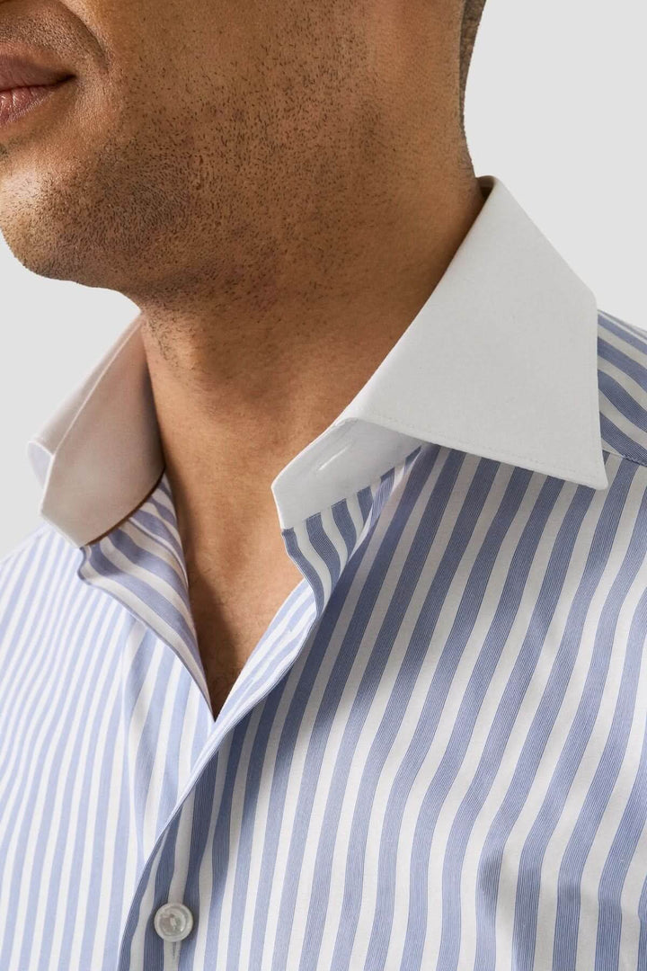 Chemise à rayures Bengal avec col blanc, coupe ajustée pour une élégance classique et confortable.
