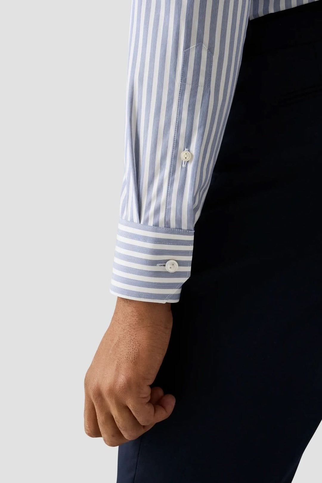 Chemise à rayures Bengal avec col blanc, détail de manche ajustée et boutons.