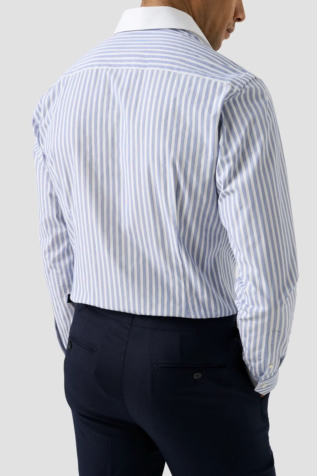 Chemise à rayures Bengal à col blanc, vue arrière, coupe ajustée et élégante, motif vertical bleu et blanc.