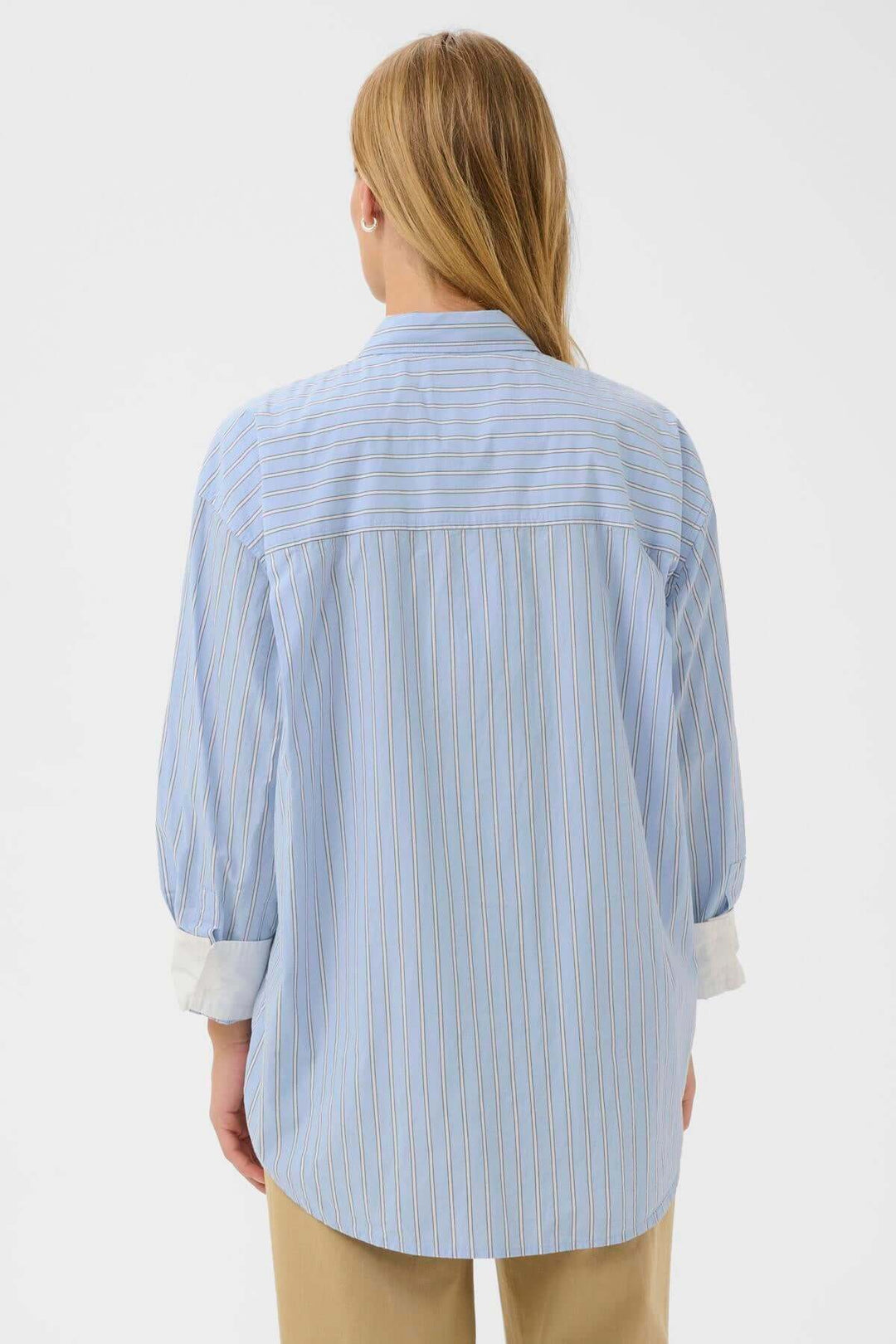 Vue arrière de la Chemise à rayures fines Savanna avec manches retroussées et coupe décontractée.