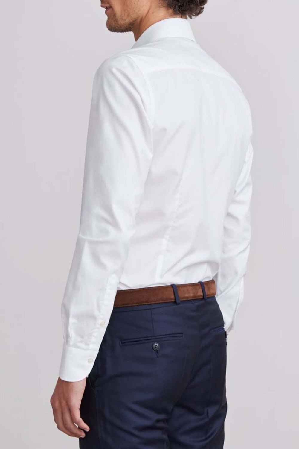 Chemise blanche à la coupe ajustée vue de dos, parfaite pour un style professionnel et formel.