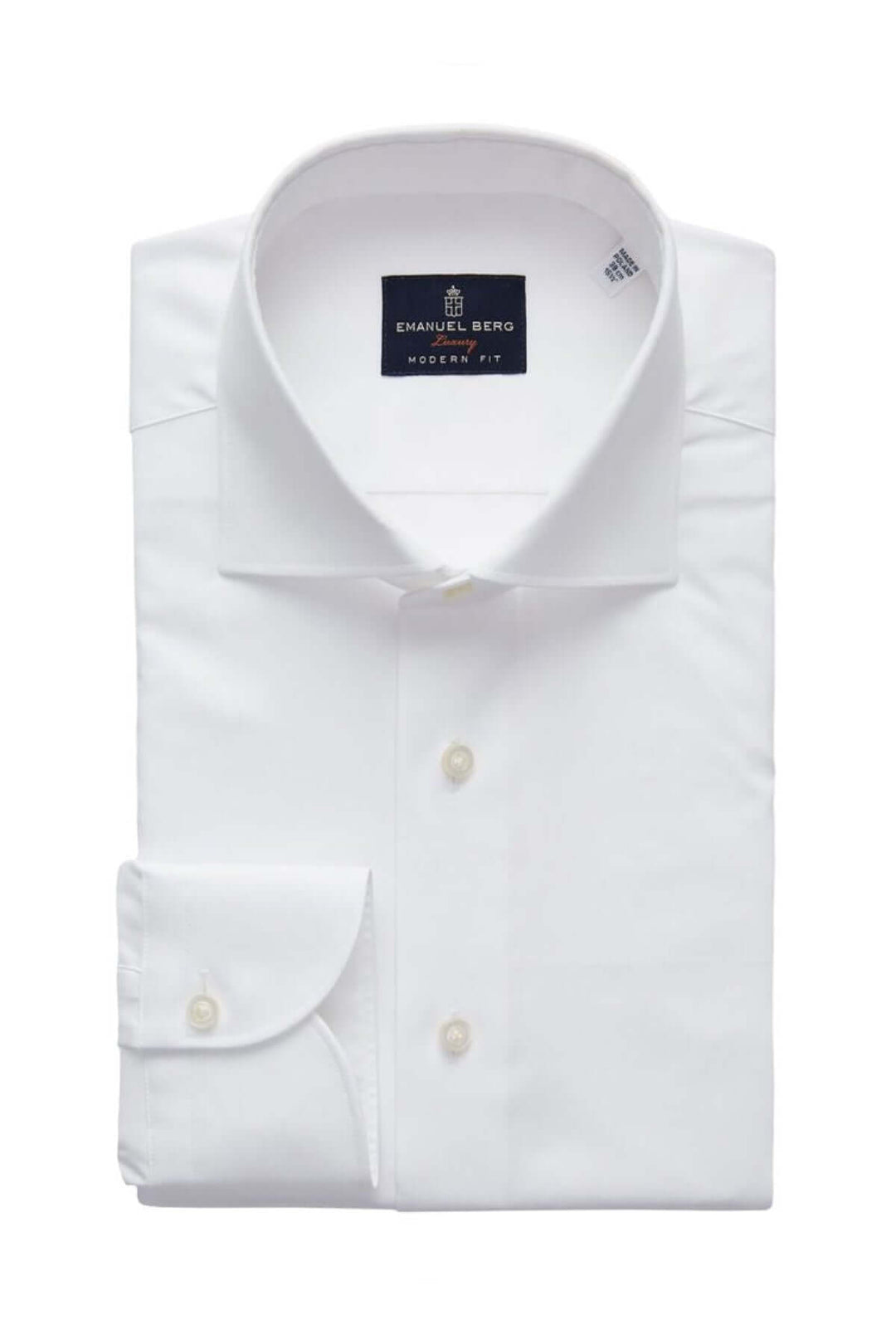 Chemise simple blanche, col classique, patte de boutonnage, ajustée, style épuré pour tenues formelles.