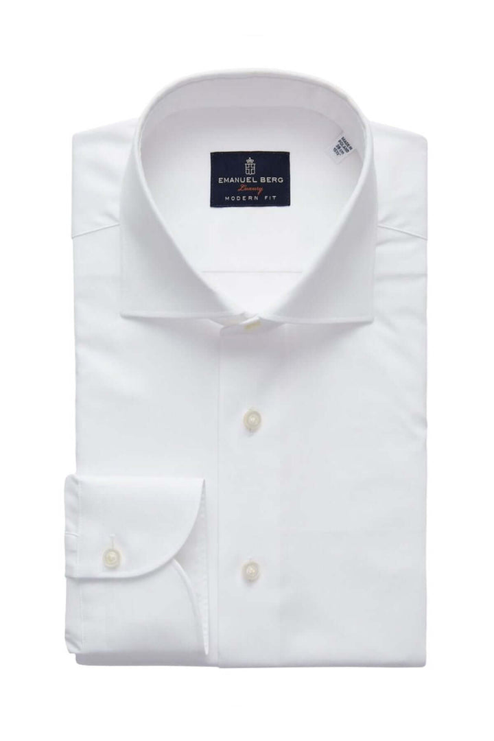 Chemise simple blanche, col classique, patte de boutonnage, ajustée, style épuré pour tenues formelles.