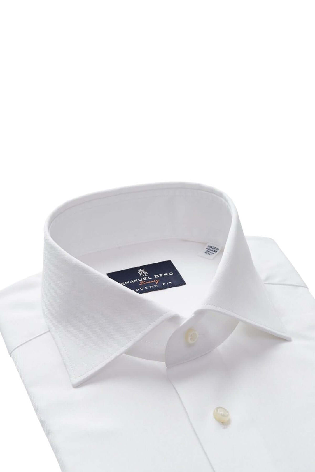 Chemise blanche avec col classique et patte de boutonnage, style épuré pour homme.