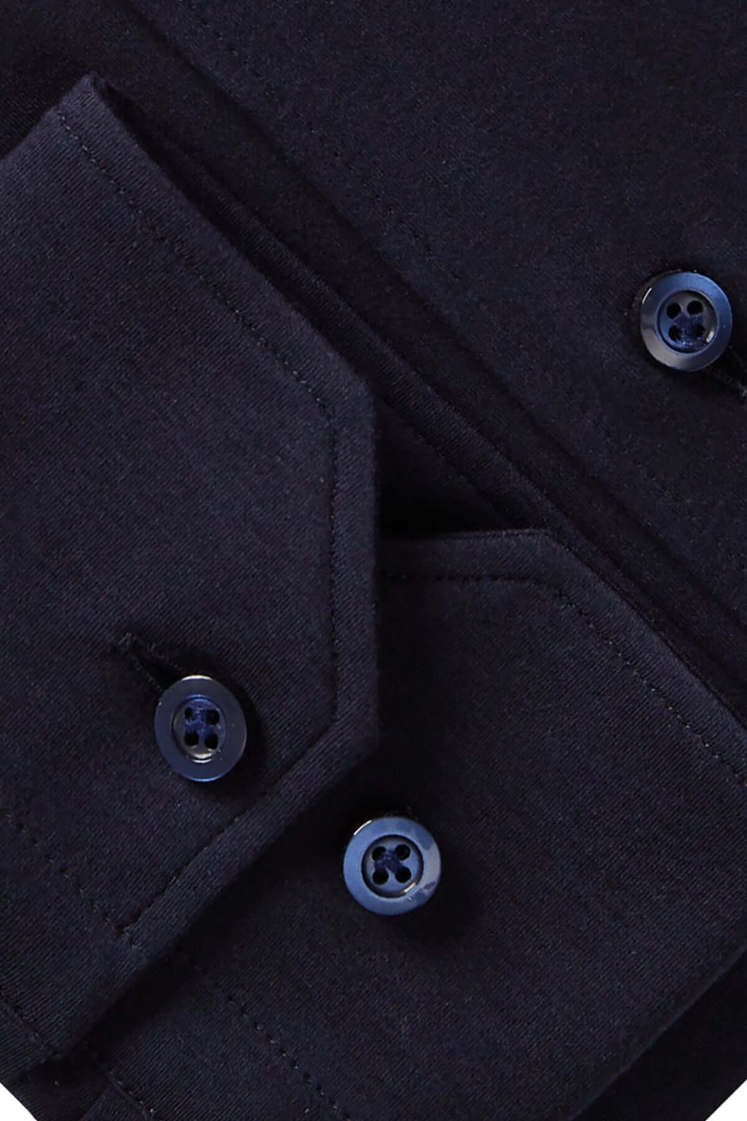 Détails de la chemise sobre en tissu texturé, montrant le col structuré et les boutons ton sur ton.