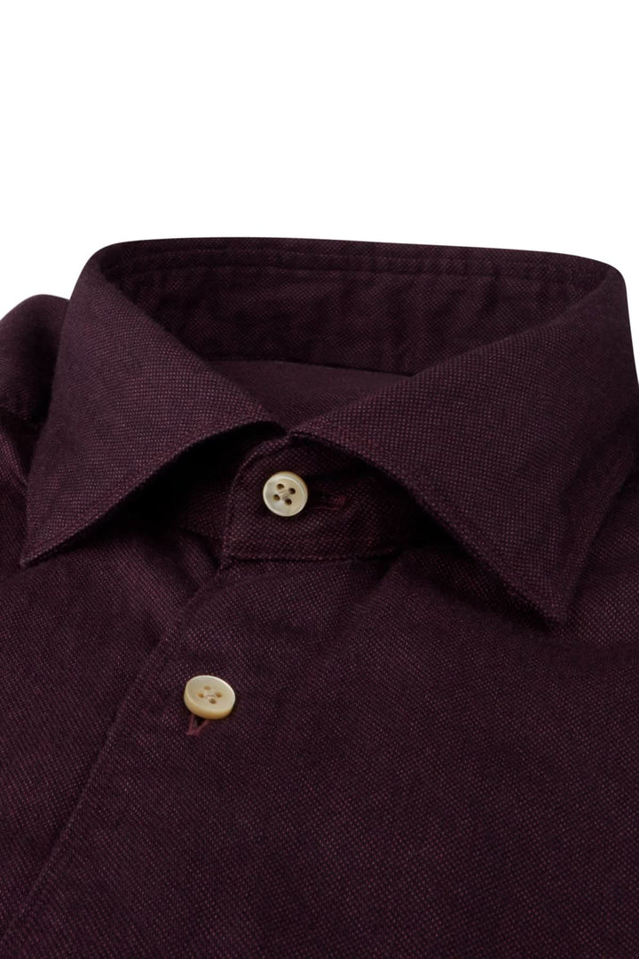 Chemise sport en coton souple, col classique semi-italien, couleur prune, avec fermeture boutonnée pour un style sophistiqué et polyvalent.