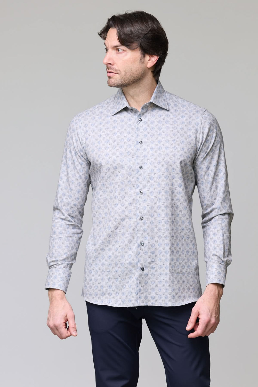 Chemise sport à motif géométrique bleu pâle portée, confectionnée en coton doux, coupe ajustée et boutons contrastants bleus nacrés.