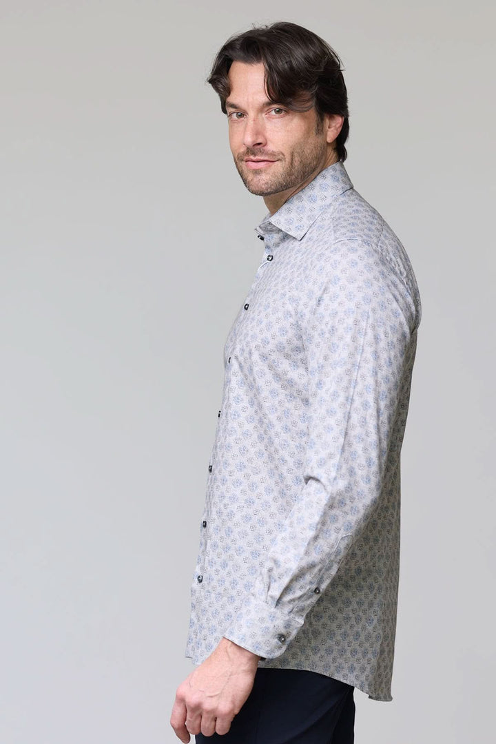 Homme portant une chemise sport à motif géométrique bleu pâle, col classique, boutons contrastants, pour un style élégant et décontracté.