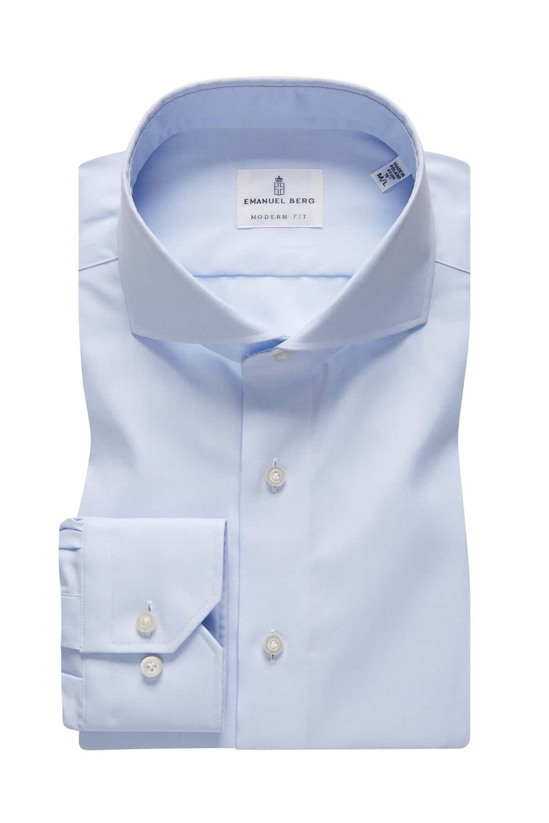Chemise bleue contemporaine avec col classique et boutons discrets, élégante pour toutes occasions.
