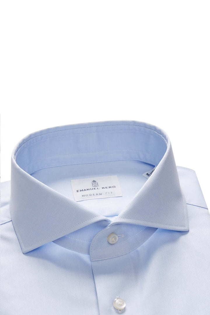 Chemise contemporaine bleu clair avec col classique et étiquette de marque Emanuel Berg.